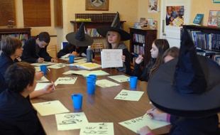 Des jeunes fans d'Harry Potter participent à un atelier en Angleterre.