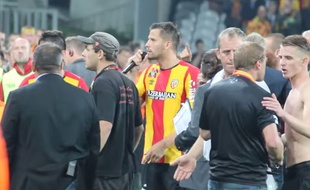Le Lensois Stéphane Besle s'explique devant les supporters à l'issue du match perdu face au Havre