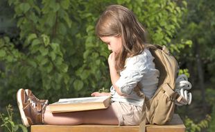 Au-delà des grands romans situés dans des écoles, d'autres livres pour enfants affichent une fonction d'acculturation à un nouvel univers