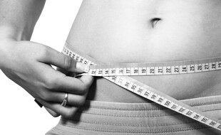 Illustration d'une personne prenant son tour de taille.
