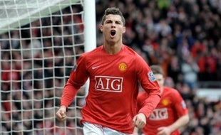Manchester United, après sa tranquille victoire sur Liverpool (3-0) dimanche lors de la 31e journée, s'achemine vers son 17e titre de champion d'Angleterre, même si Chelsea, tombeur d'une équipe d'Arsenal en perdition (2-1), n'a pas dit son dernier mot.