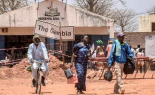 Des voyageurs passent la frontière entre la Gambie et le Sénégal dans le village sénégalais de Keur Ayip le 9 mai 2016