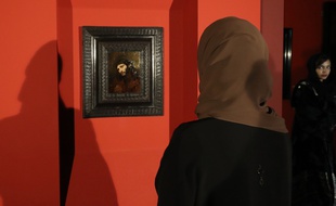 En février 2019, au Louvre Abu Dhabi, une femme observe une œuvre de Vermeer intitulée «Tête de jeune homme, avec les mains jointes: étude de la figure du Christ».