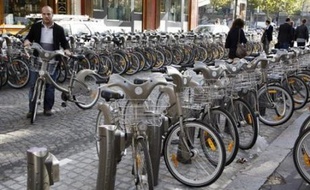 La banlieue attendra un peu pour Vélib ou... risque d'en être privée: l'extension du système de location de vélos en libre-service décidée par le conseil de Paris a été gelée par une décision du tribunal administratif de Paris, rendue publique jeudi.