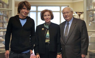 Serge et Beate Klarsfeld et leur fils Arno posent le 10 octobre 2010 à Paris