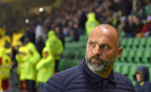 Le coach Pascal Dupraz a la mine des mauvais jours.