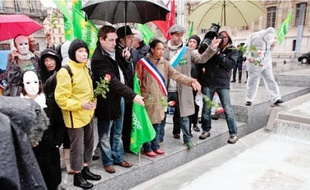 Les manifestants ont déposé des roses devant la préfecture, en mémoire des victimes du tremblement de terre.