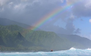 La côte à Teahupoo, sur l'île de Tahiti, en Polynésie française, le 25 août 2014