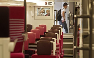 Une rame du nouveau TER Regio 2N présenté lundi en gare de Lille-Flandres.