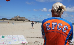 La Ligue contre le cancer avait tenu un stand sur la plage sans tabac de l'Eventail à Saint-Malo.