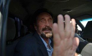 Expulsé du Guatemala, John McAfee est arrivé mercredi soir à Miami, mettant fin à une cavale rocambolesque de plus d'un mois du pionnier américain des anti-virus informatiques, recherché par le Belize pour y être entendu dans le cadre d'une affaire de meurtre.