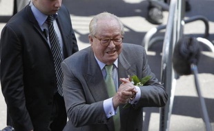 Jean-Marie Le Pen a apporté samedi à Hyères (Var) son soutien à Bruno Gollnisch, candidat du FN aux élections législatives dans la 3e circonscription, face au député UMP Jean-Pierre Giran qu'il a qualifié de "député ectoplasmique" et qu'"on ne voit pas beaucoup".