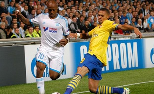 L'attaquant de l'OM André Ayew (en blanc), lors d'un match de Ligue des champions contre Arsenal, le 18 septembre 2013 à Marseille.