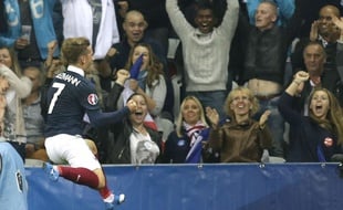 Antoine Griezmann célèbre le but qu'il vient de marquer, à la 35e minute du match France - Arménie (4-0), au stade de Nice, le 7 octobre 2015.