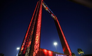 Le Dubai Frame coloré en rouge pour soutenir la mission Hope autour de Mars.