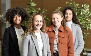 Louana à gauche et ses amies ont été les premières à ,recevoir le Prix Marin, récompensant un acte de bravoure.
