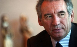 Le candidat centriste à la présidentielle, François Bayrou, a expliqué dimanche croire peu que le sommet social voulu par le président Sarkozy le 18 janvier aboutisse à des solutions, cette rencontre relevant, selon lui, plutôt de la "communication".