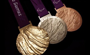Les trois médailles des jeux paralympiques de Londres 2012.