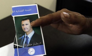 Détail montrant un expatrié syrien au Liban votant pour le président Bachar al Assad dans un des bureaux de vote installés au Liban, le 28 mai 2014