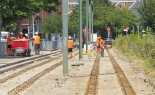 Le chantier de renouvellement des rails du tramway au niveau du pont hydraulique à Tourcoing.