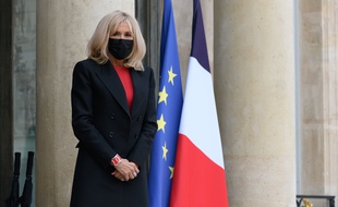 Brigitte Macron sur le perron de l'Elysée.