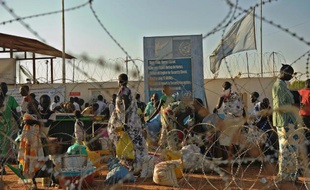 Des civils réfugiés sur une base de l'Onu le 20 décembre 2013 à Juba