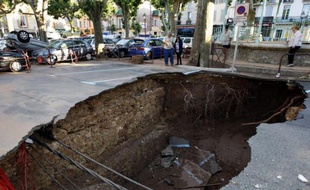 Un trou s'est creusé au centre ville des Arcs sur Argens après les fortes innodantions qui ont sévi dans le Var.