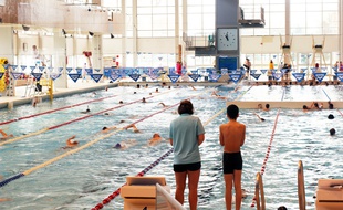 Illustration de nageurs dans une piscine municipale, ici à Rennes.