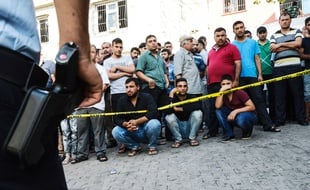 Des habitants de Gaziantep réunis ce dimanche près des lieux du mariage visé par un attentat samedi soir.