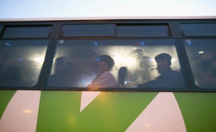 Des Palestiniens dans un autobus à un point de passage entre la Cisjordanie et Israël, le 4 mars 2013
