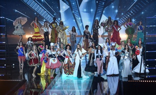 Les candidates à Miss France 2019 dans leurs costumes régionaux, le 15 décembre 2018