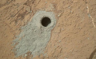Photo fournie par la Nasa du deuxième forage sur le sol de Mars effectué par le robot Curiosity, le 20 mai 2013.