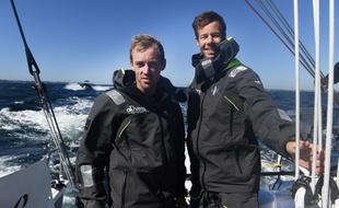 Thomas Ruyant (à g.) et Antoine Koch, à bord de Advens for cybersecurity, ont repris la mer après leur incident mécanique.