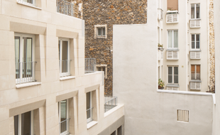Rue Oberkampf, au numéro 62, dix-sept logements et un commerce prennent place ce lundi.