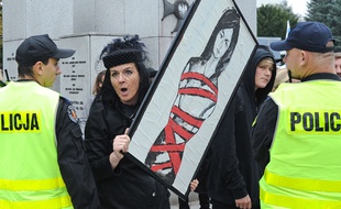 Des pro-IVG manifestent devant le Parlement à Varsovie (Pologne), le 22 septembre 2016.