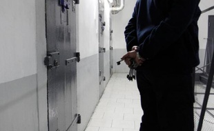 Un gardien de prison devant une cellule