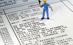 Le salaire minimum augmentera de 3 centimes l'heure au 1er janvier à 9,43 euros (+0,3%), soit 1430,22 euros bruts mensuels pour 35 heures, et ses critères vont être revus pour "garantir le pouvoir d'achat" de ses bénéficiaires, a annoncé lundi le ministère du Travail.