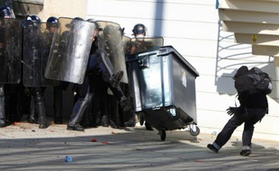 Affrontement entre la police anti-émeutes et des manifestants devant le siège régional du Medef à Caen, le 12 octobre 2010