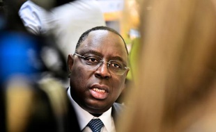 Une photo prise le 1er décembre 2015, du Président sénégalais Macky Sall, parlant à des journalistes au Bourget près de Paris, lors de la COP 21