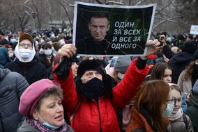 Une manifestante tient un portrait d'Alexei Navalny signifiant