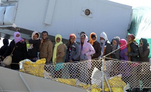Des naufragés migrants secourus en Méditerranée, à leur arrivée le 18 avril 2015 à Messina en Sicile