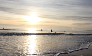 Des personnes font du paddle ici à Pornichet, dans la baie de La Baule.