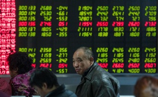 Des investisseurs observent les fluctuations boursières sur un écran, le 5 janvier 2016 à Pékin