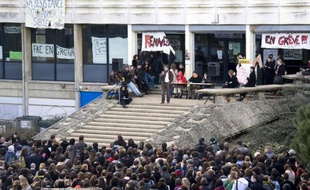 A Rennes-II, la poursuite des blocages a été votée le lundi 20 avril 2009, comme le 2 février dernier (photo ci-contre).