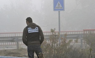 Un policier recherche des indices, le 28 novembre 2011 à Vitrolles, à la suite d'une fusillade entre la police et des malfaiteurs.