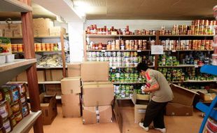 Marseille le 18 avril 2011 - La croix rouge vient de faire une collecte et aménage son épicerie solidaire qui est située dans le centre de Marseille