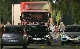 L'intervention d'un civil a aidé à arrêter le camion, ici examiné par la police scientifique.
