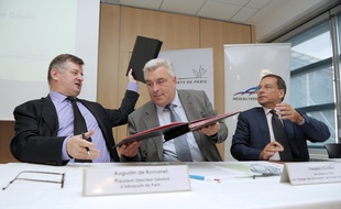 Le secrétaire d'État aux Transports Frédéric Cuvillier (au centre), en compagnie de Jacques Rapoport (à droite), président de Réseau Ferré de France et d'Augustin Romanet (à gauche), PDG d'Aéroport de Paris, le 3 juin 2014.