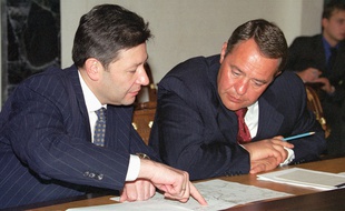Le proche de Vladimir Poutine Mikhaïl Lesin (à dr.), alors ministre de la Communication, en 2000.