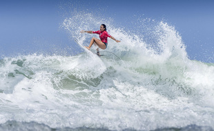 La surfeuse Johanne Defay.